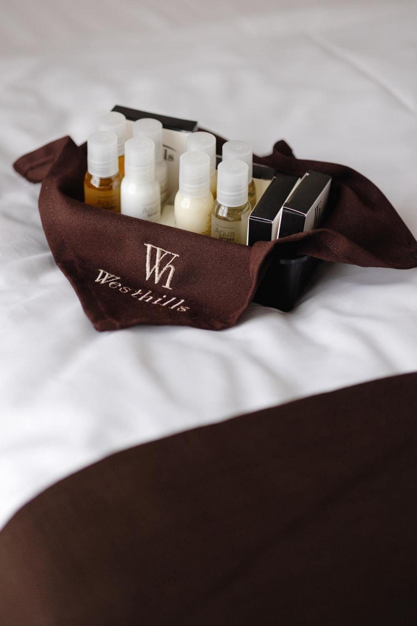 Westhills Cottage Town & Spa Boekovel Buitenkant foto